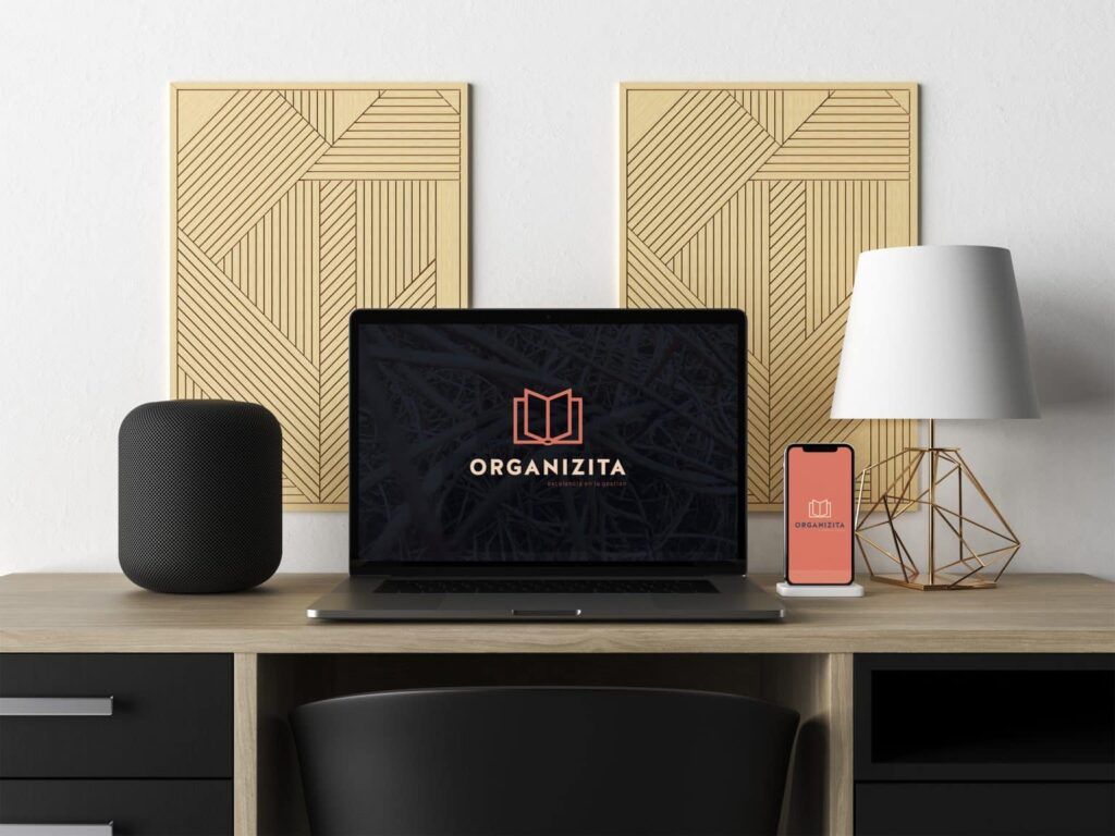 Laptop y dispositivos sobre escritorio