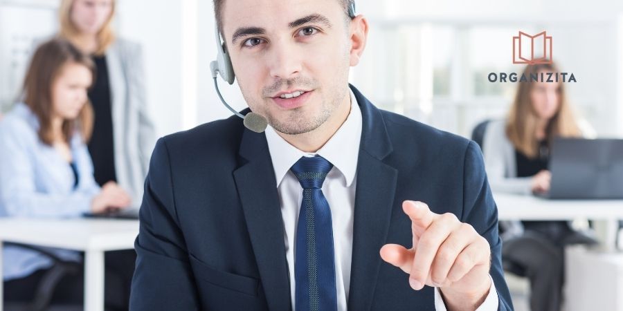 errores, operador de telefonia en primer plano con operadoras al fondo